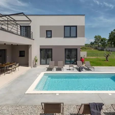 Villa Median For 10 People With Sea View, Kids Playground & Pet Friendly - Only 3 Km From Gajana