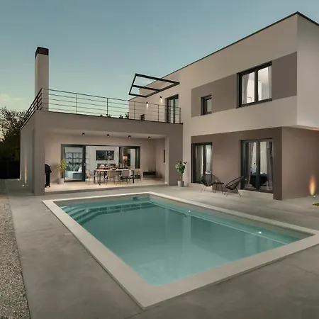 Villa Median For 10 People With Sea View, Kids Playground & Pet Friendly - Only 3 Km From