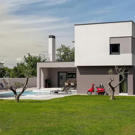 Villa Median For 10 People With Sea View, Kids Playground & Pet Friendly - Only 3 Km From Gajana