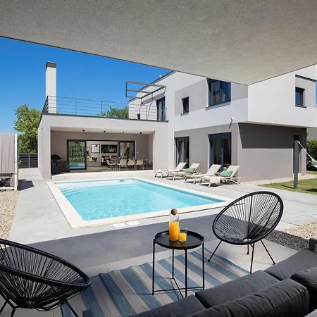 Median For 10 People With Sea View, Kids Playground & Pet Friendly - Only 3 Km From Villa