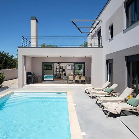 Villa Median For 10 People With Sea View, Kids Playground & Pet Friendly - Only 3 Km From *